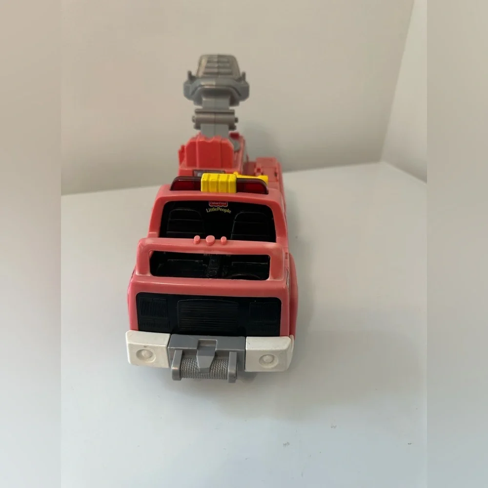 Fisher-Price 2007 L3940‎ Fire Truck Little People With Sounds VTG